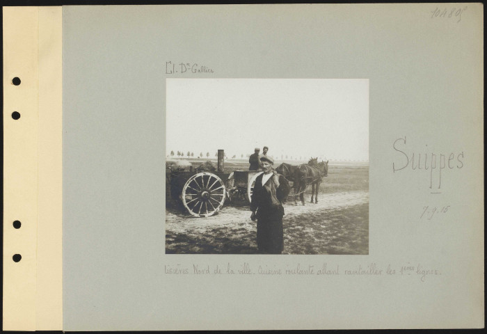 Suippes. Lisières nord du village. Cuisine roulante allant ravitailler des premières lignes