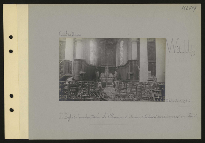 Wailly. L'église bombardée. Le chœur et deux statues anciennes en bois