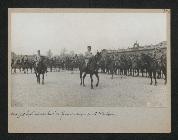 Esplanade des Invalides. Revue des troupes par le général Galopin