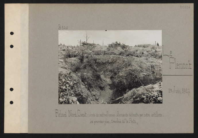Le Plémont. Rebord nord-ouest : abris de mitrailleuses allemands détruits par notre artillerie. Au premier plan, tranchée de "la Peste"