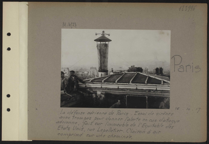 Paris. La défense aérienne de Paris. Essai de sirènes avec trompes pour donner l'alerte en cas d'attaque aérienne, fait sur l'immeuble de l'Equitable des Etats-Unis, rue Lepelletier. Sirène portative à air comprimé
