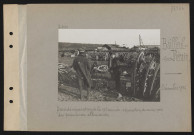 Bailleul-sur-Thérain. Parc de réparation de la 10e armée ; réparation de roues par des prisonniers allemands