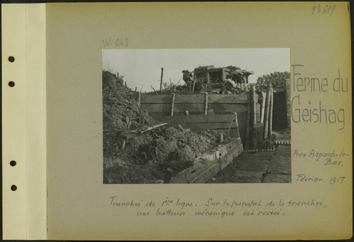 Ferme du Geishag (Près Aspach-le-Bas). Tranchée de première ligne. Sur le parapet de la tranchée, une batteuse mécanique est restée