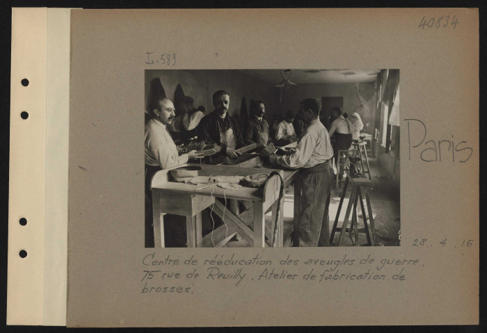 Paris. Centre de rééducation des aveugles de guerre 75 rue de Reuilly. Atelier de fabrication de brosses