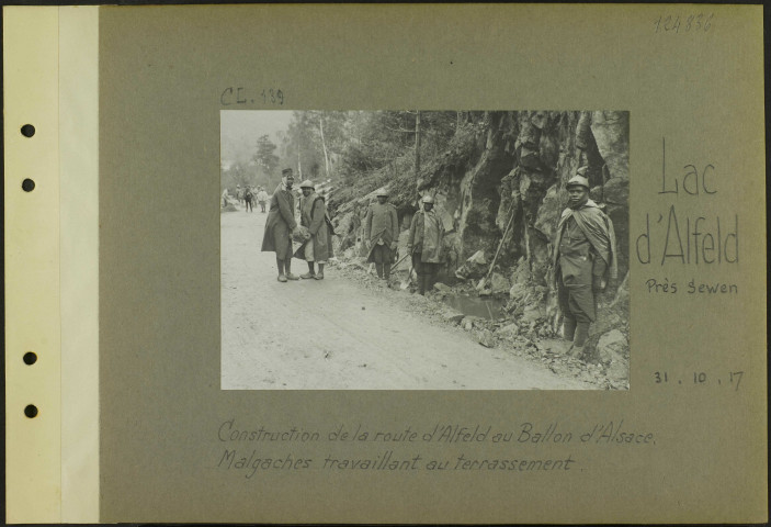 Lac d'Alfeld (Près Sewen). Construction de la route d'Alfeld au Ballon d'Alsace. Malgaches travaillant au terrassement