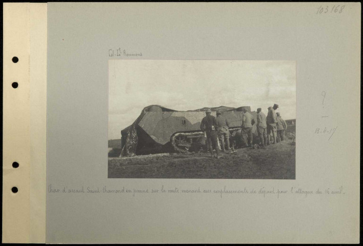Dans l'Aisne. Char d'assaut Saint-Chamond en panne sur la route menant aux emplacements de départ pour l'attaque du 16 avril