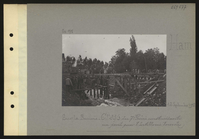 Ham. Sur la Somme. Compagnie 23/3 du 7e génie construisant un pont pour l'artillerie lourde