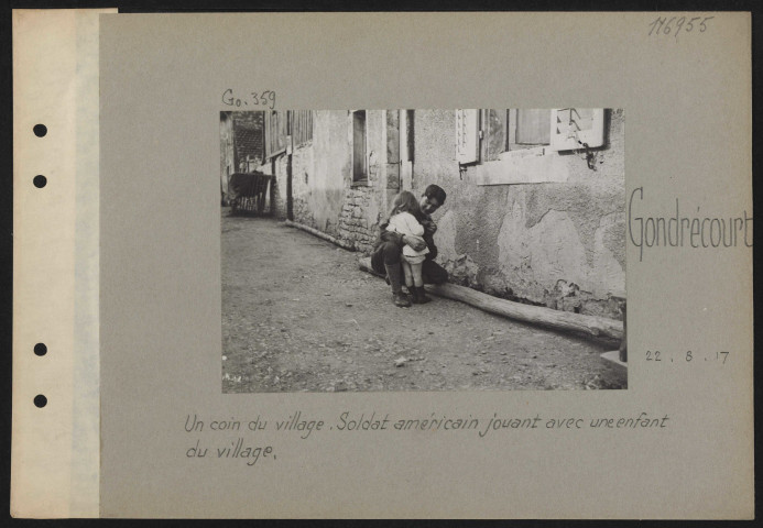 Gondrecourt. Un coin du village. Soldat américain jouant avec une enfant du village