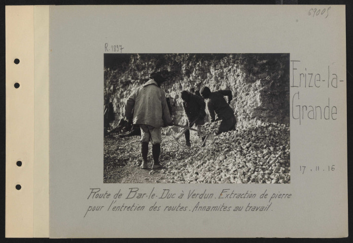 Érize-la-Grande. Route de Bar-le-Duc à Verdun. Extraction de pierre pour l'entretien des routes. Annamites au travail