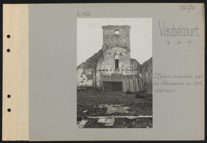 Vaubécourt. L'église incendiée par les Allemands en 1914, intérieur