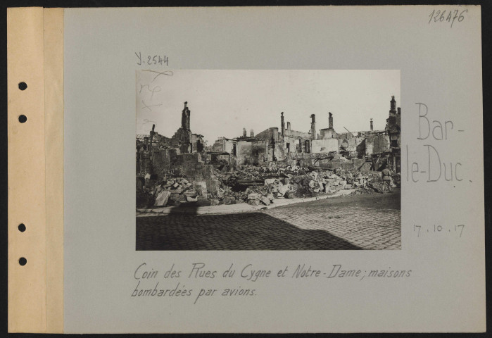 Bar-le-Duc. Coin des rues du Cygne et Notre-Dame ; maisons bombardées par avions