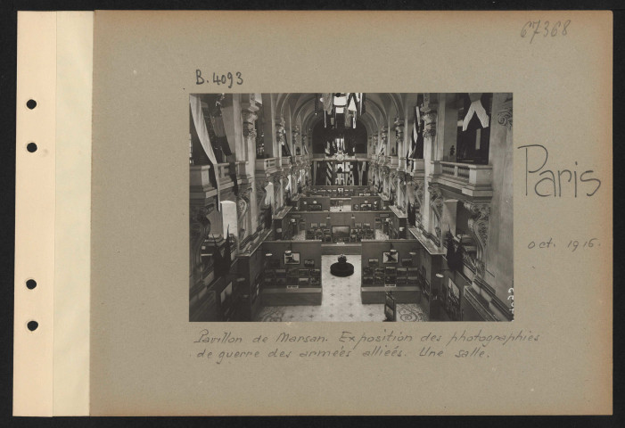 Paris. Pavillon de Marsan. Exposition des photographies de guerre des armées alliées. Une salle