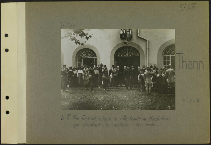 Thann. Le révérend Mac Farland, visitant la ville, écoute la Marseillaise que chantent les enfants des écoles