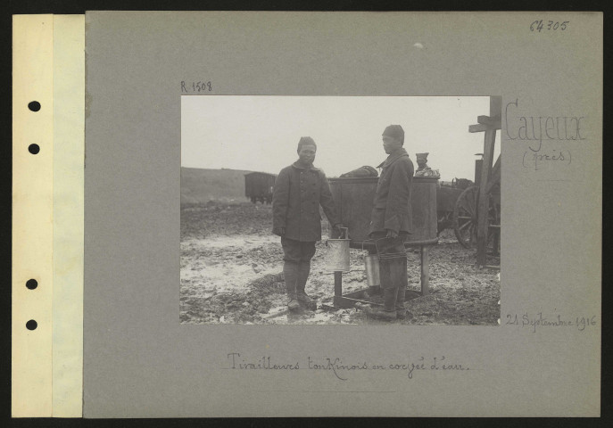 Cayeux (près). Tirailleurs tonkinois en corvée d'eau