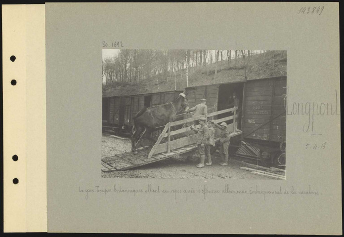 Longpont. La gare. Troupes britanniques allant au repos après l'offensive allemande. Embarquement de la cavalerie