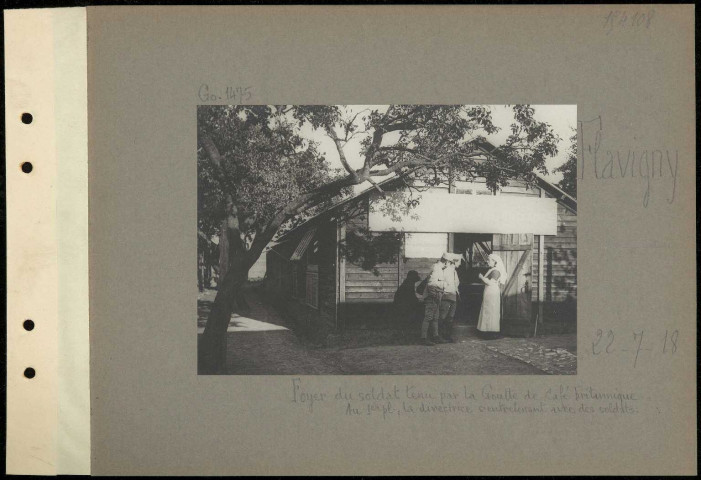 Flavigny. Foyer du soldat tenu par la Goutte de café britannique. Au premier plan, la directrice s'entretenant avec des soldats