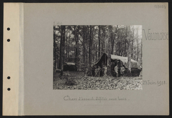 Vaumoise. Chars d'assaut défilés sous bois