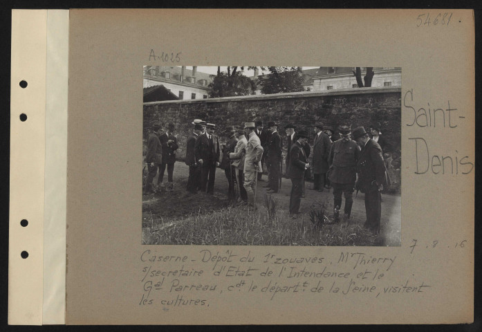 Saint-Denis. Caserne. Dépôt du premier zouaves. M. Thierry, sous-secrétaire d'État de l'Intendance et le général Parreau, commandant le département de la Seine, visitent les cultures