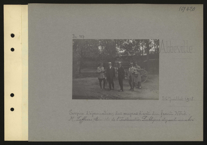 Abbeville. Service d'évacuation des œuvres d'art du front nord. Monsieur Lafferre, ministre de l'Instruction publique devant un abri