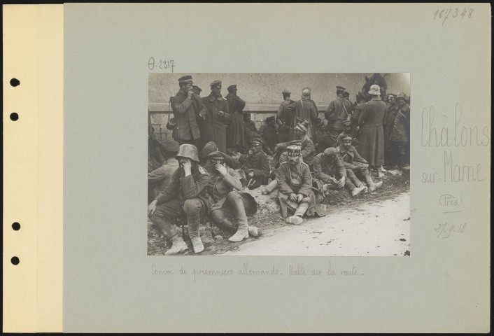 Châlons-sur-Marne (près). Convoi de prisonniers allemands. Halte sur la route