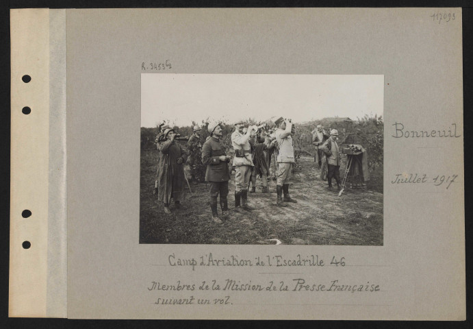 Bonneuil. Camp d'aviation de l'escadrille 46. Membres de la mission de la presse française suivant un vol