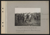 Bonneuil. Camp d'aviation de l'escadrille 46. Membres de la mission de la presse française suivant un vol