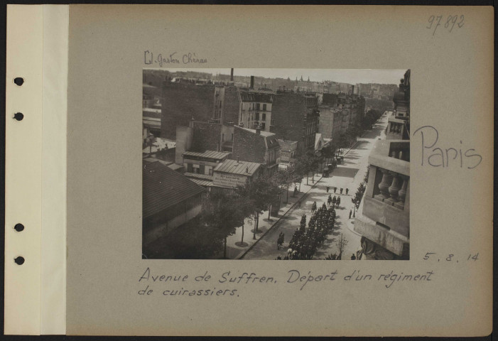 Paris. Avenue de Suffren. Départ d'un régiment de cuirassiers