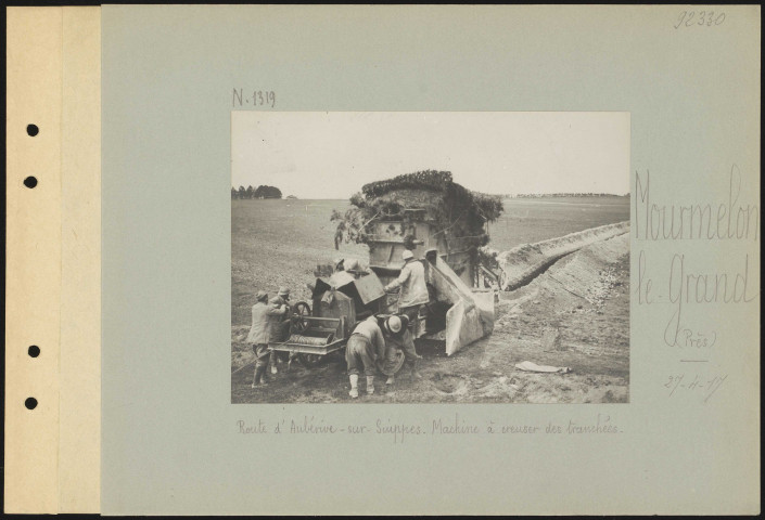 Mourmelon-le-Grand (près). Route d'Aubérive-sur-Suippes. Machine à creuser des tranchées