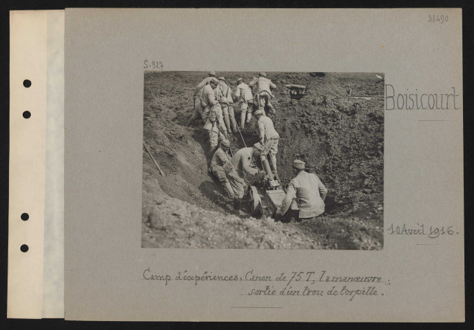 Boisicourt. Camp d'expériences : canon de 75T ; la manœuvre : sortie d'un trou de torpille
