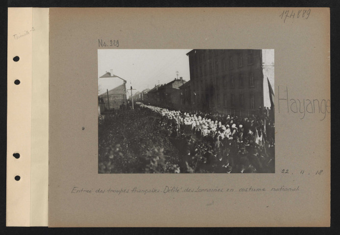 Hayange. Entrée des troupes françaises. Défilé des Lorraines en costume national