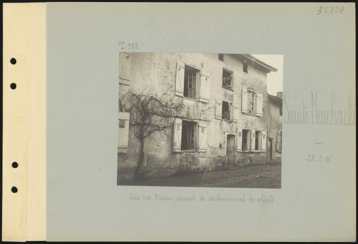Sainte-Menehould. Une rue. Maisons servant de cantonnement de soldats