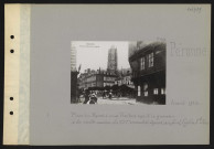 Péronne. Place du Marché-aux-Herbes avant la guerre : à droite vieille maison du XVIe incendiée depuis ; au fond, l'église Saint Jean