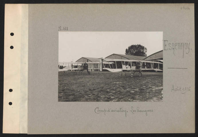 Esquennoy. Camp d'aviation. Les hangars