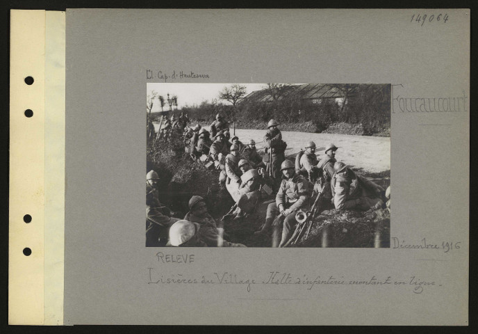Foucaucourt. Lisières du village. Halte d'infanterie montant en ligne