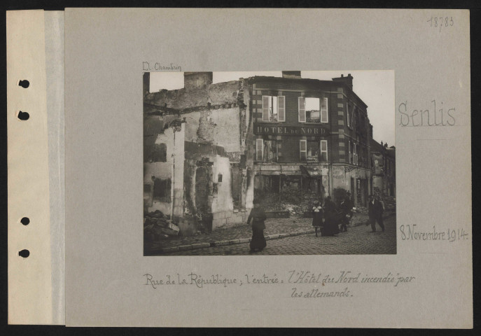 Senlis. Rue de la République ; l'entrée : l'hôtel du nord incendié par les Allemands