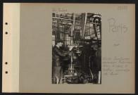 Paris. Usine Panhard-Levassor. Fabrication d'obus à balles. Lamage du fond