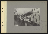 Boulogne (au large de). À bord du dragueur de mines "La Picardie", ex-cargo rapide de la ligne Dieppe-Newhaven. Relèvement des dragues ; remontée à bord d'un flotteur
