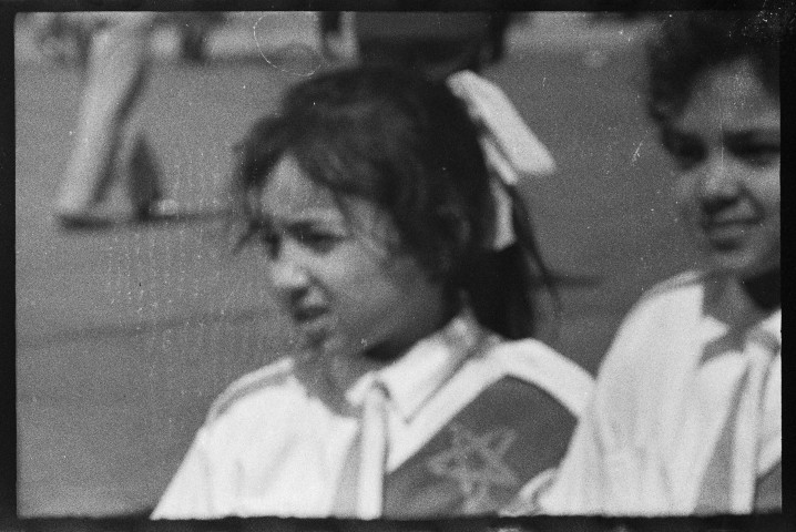 Reportage montrant une foule nombreuse à Alger amassée à l'occasion d'une manifestation officielle