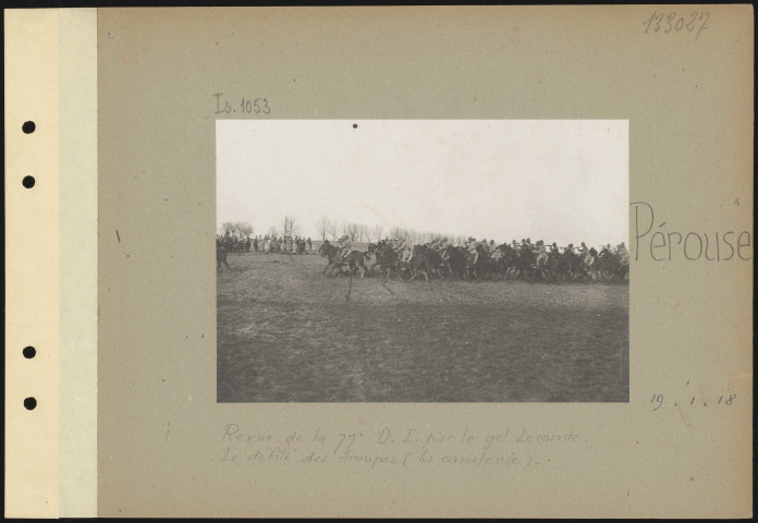 Pérouse. Revue de la 77e division d'infanterie par le général Lecomte. Le défilé des troupes (la cavalerie)