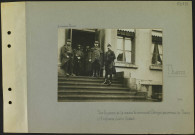 Thann. Sur le perron de la mairie ; le commandant Detroyat, gouverneur de Thann et l'infirmier Justin Godart