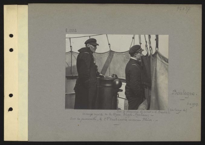 Boulogne (au large de). Sur le dragueur de mines "La Picardie", ex-cargo rapide de la ligne Dieppe-Newhaven. Sur la passerelle, le lieutenant de vaisseau Périer
