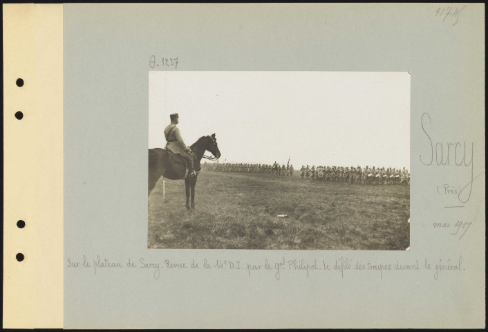 Sarcy (près). Sur le plateau de Sarcy. Revue de la 14e division d'infanterie par le général Philipot. Le défilé des troupes devant le général
