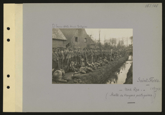 Saint-Floris. Une rue. Halte de troupes portugaises