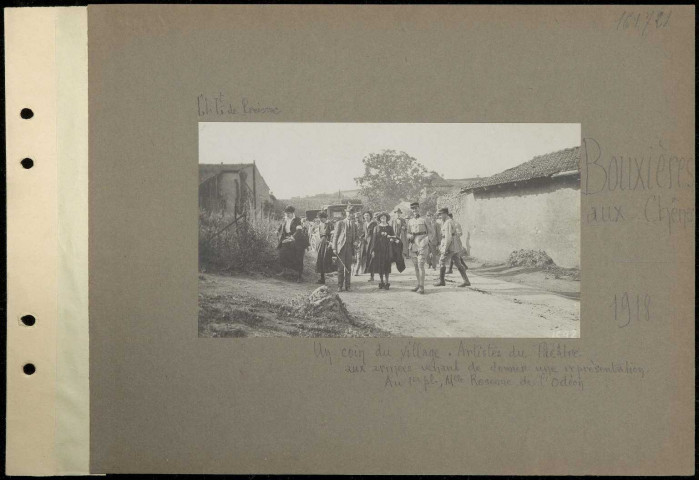 Bouxières-aux-Chênes. Un coin du village. Artistes du théâtre aux armées venant de donner une représentation. Au premier plan, mademoiselle Rosenne de l'Odéon