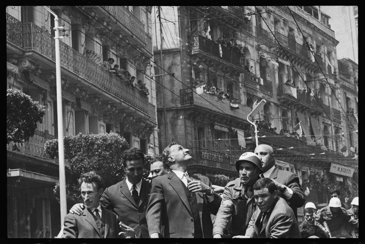 Défilé de Nasser dans les rues d'Alger avec Ben Bella et Boumediène (suite): 2