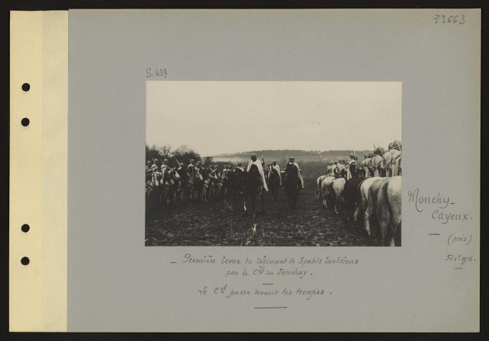 Monchy-Cayeux (près). Première revue du régiment de spahis tunisiens par le colonel du Jonchay. Le colonel passe devant les troupes