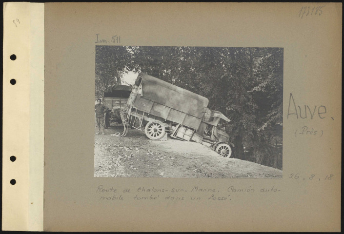 Auve (près). Route de Châlons-sur-Marne. Camion automobile tombé dans un fossé