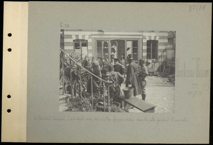 Château-Thierry. Le président Poincaré s'entretient avec des vieilles femmes restées dans la ville pendant l'occupation