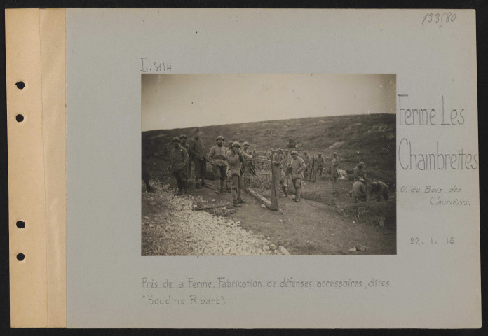 Ferme Les Chambrettes (ouest du Bois des Caurières). Près de la ferme. Fabrication de défenses accessoires dites "Boudins Ribart"