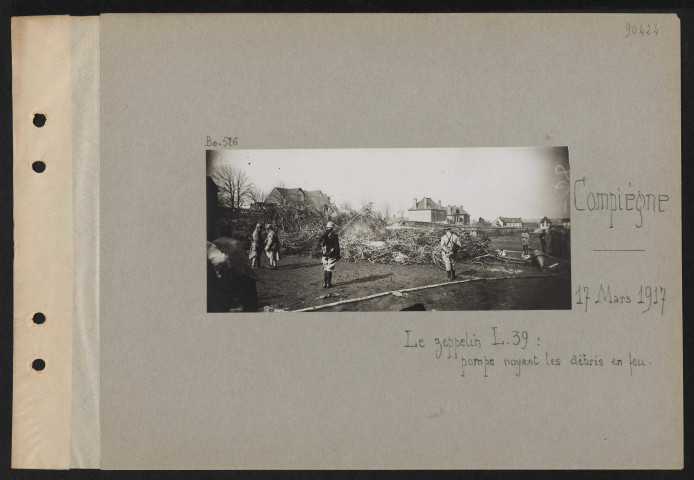 Compiègne. Le zeppelin L. 39 : pompe noyant les débris en feu